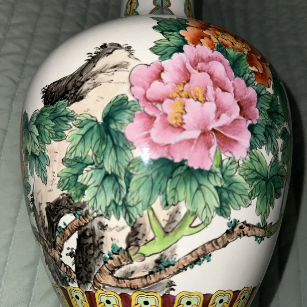 Chinese famille Rose Vase Dating Back‎ To Qing Dynasty Or Early Republic Signed